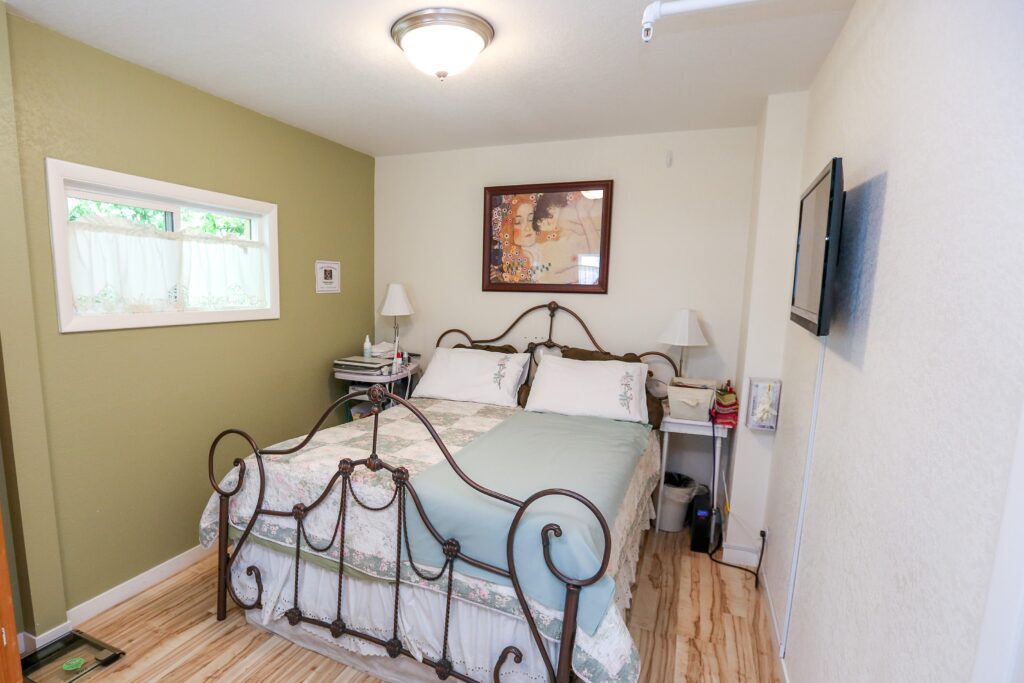 723 pine street bedroom
